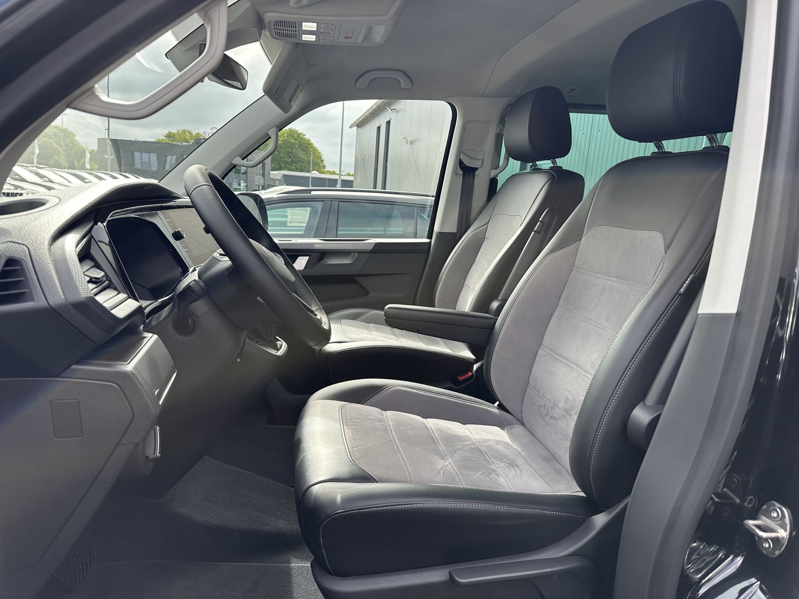 Fahrzeugabbildung Volkswagen T6.1 Multivan 2.0 TDI DSG NAV+LED+ACC+CARPLAY+PP