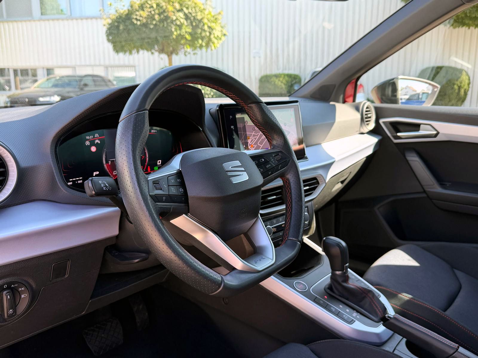 Fahrzeugabbildung SEAT Arona 1.0 TSI DSG FR NAVI LED ACC KAMERA PDC SHZ