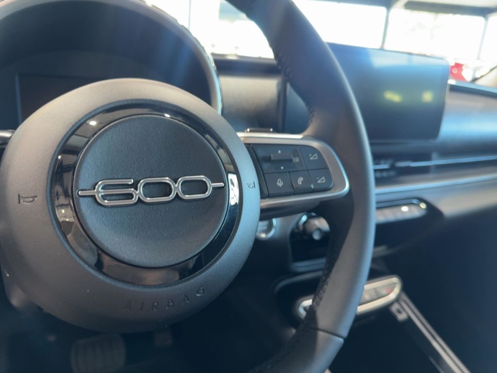 Fahrzeugabbildung Fiat 600 Hybrid MY25 Business Edition, Ganzjahresreif
