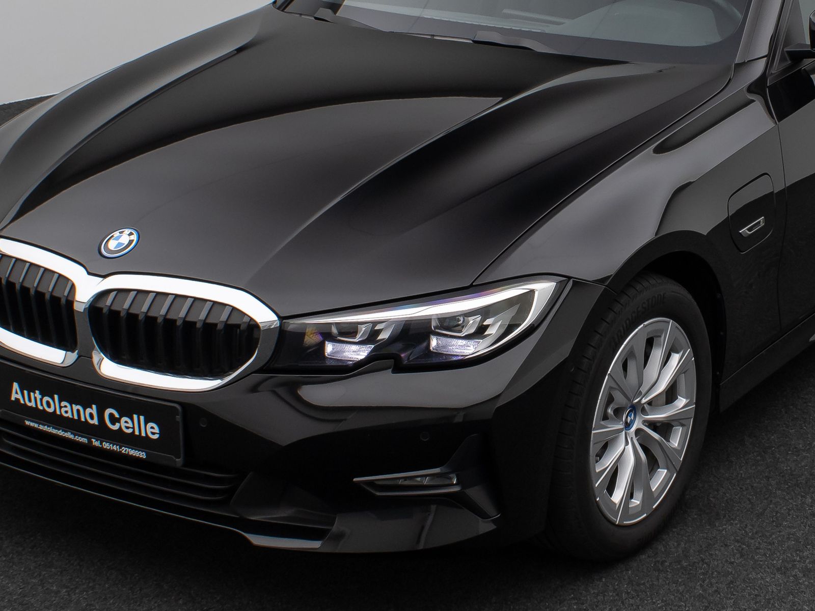 Fahrzeugabbildung BMW 330e Panorama Kamera DAB WLAN Lenkrhzg Alarm LED