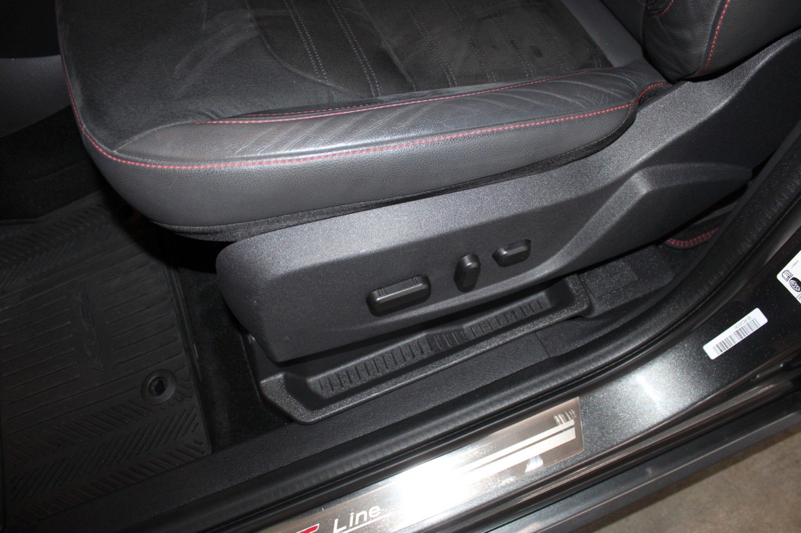 Fahrzeugabbildung Ford Kuga ST-Line Aut. 4x4 PANO CAM Xenon WinterPak.
