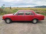 Mercedes-Benz 200 - rote Mercedes-Benz 200