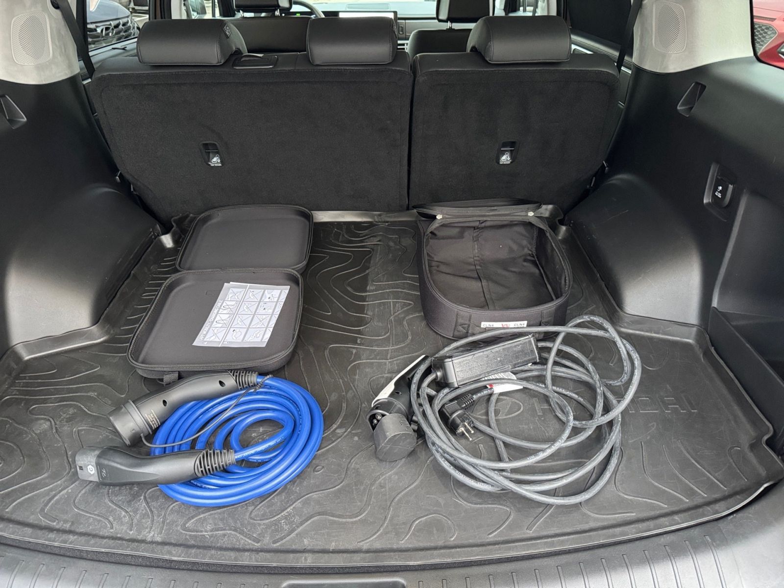 Fahrzeugabbildung Hyundai SANTA FE 1.6T-GDI Signature Plug-In H. 4WD