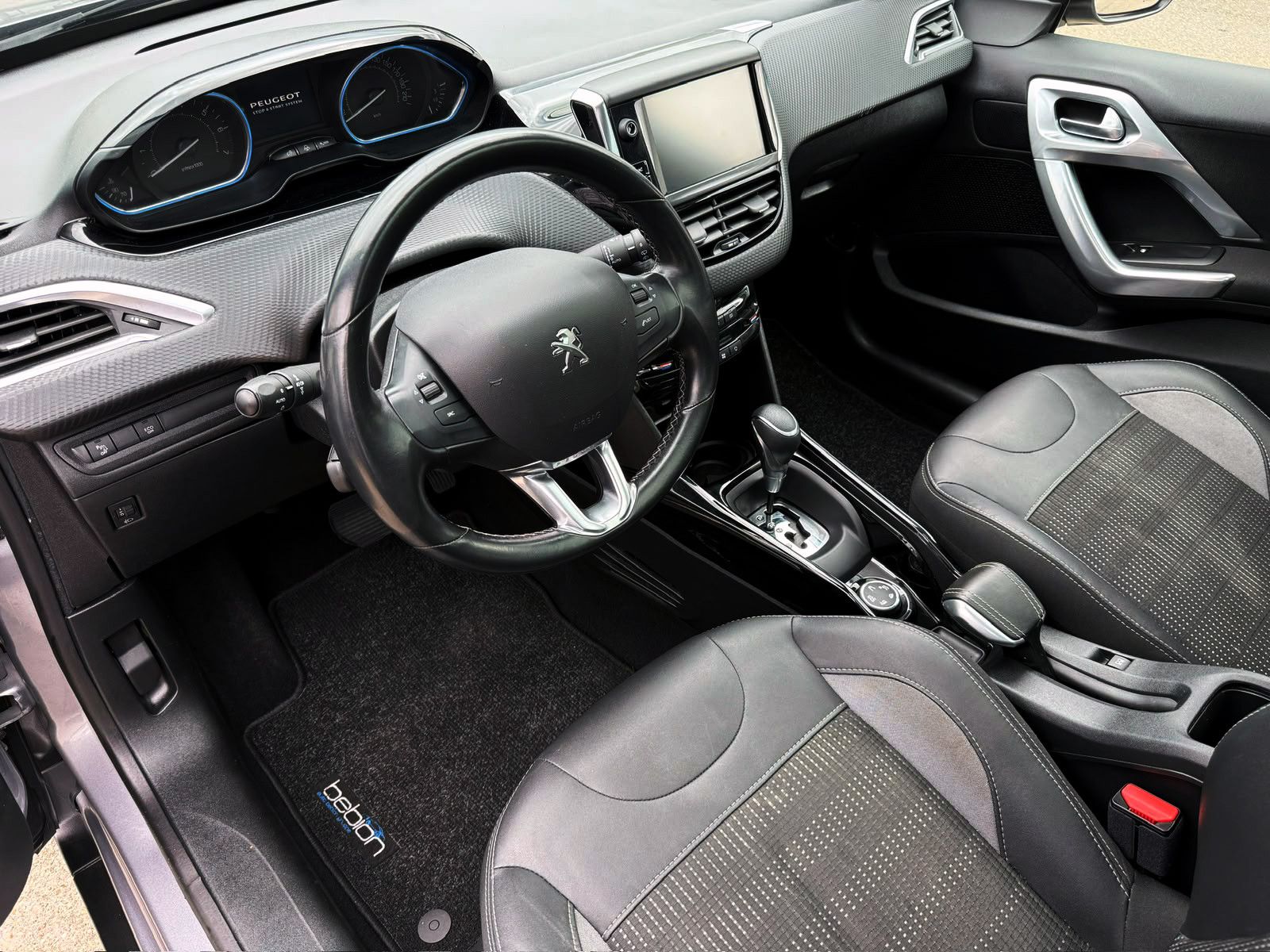 Fahrzeugabbildung Peugeot 2008 Allure 1.2 Auto. KAM PDC SHZ PANO NAV TEMP