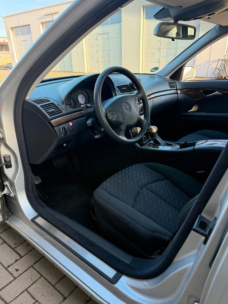 Mercedes-Benz E220 2005 — photo 10
