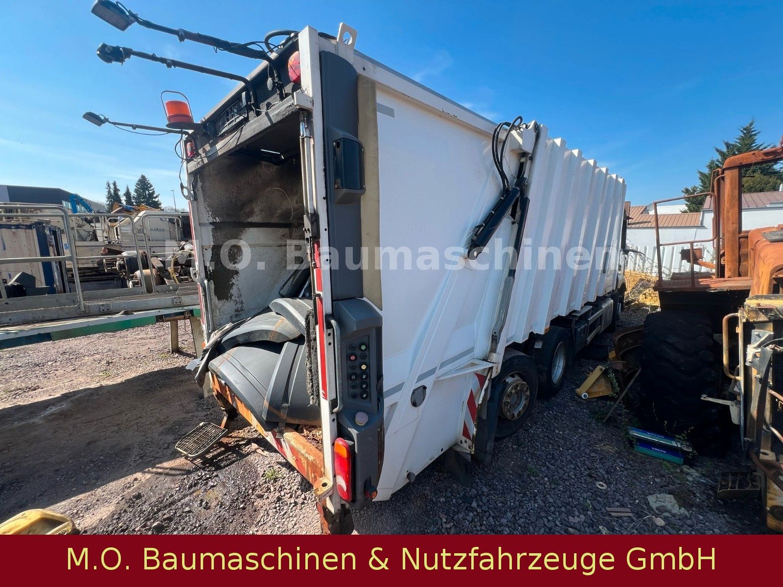 Fahrzeugabbildung Mercedes-Benz Antos  2532 /6x2/ L+L /Euro 5 / Brandschaden /