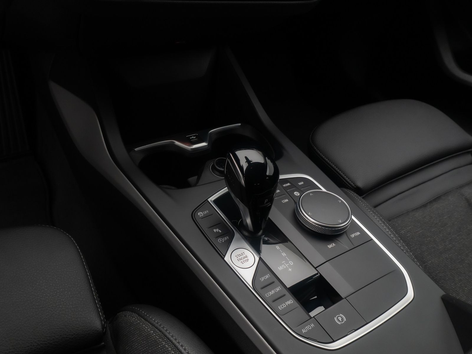 Fahrzeugabbildung BMW 118i Sport Leder HUD DAB Kamera AHK Memory LED
