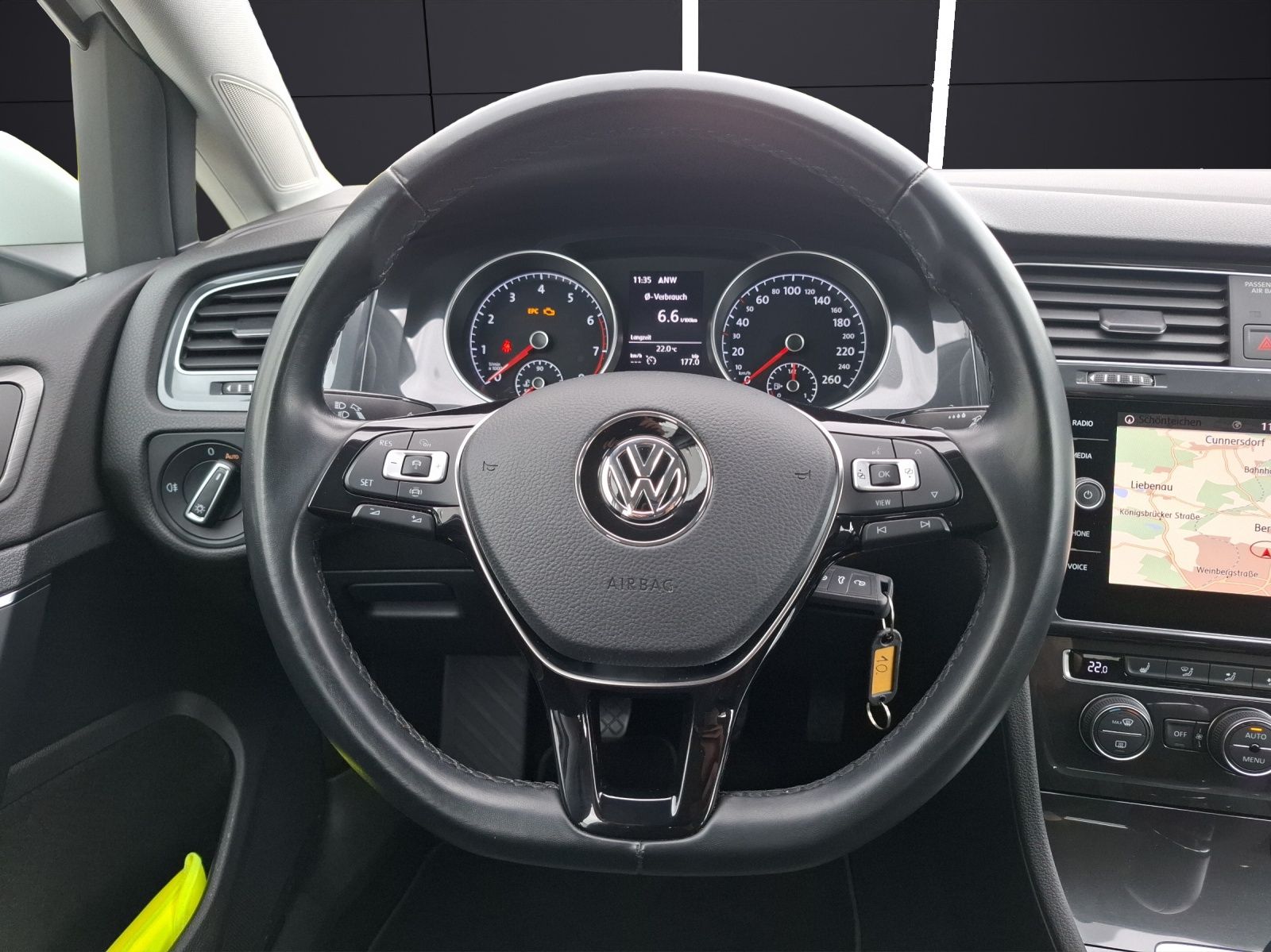 Fahrzeugabbildung Volkswagen Golf VII Variant TSI Comfortline Navi ACC RFK SH