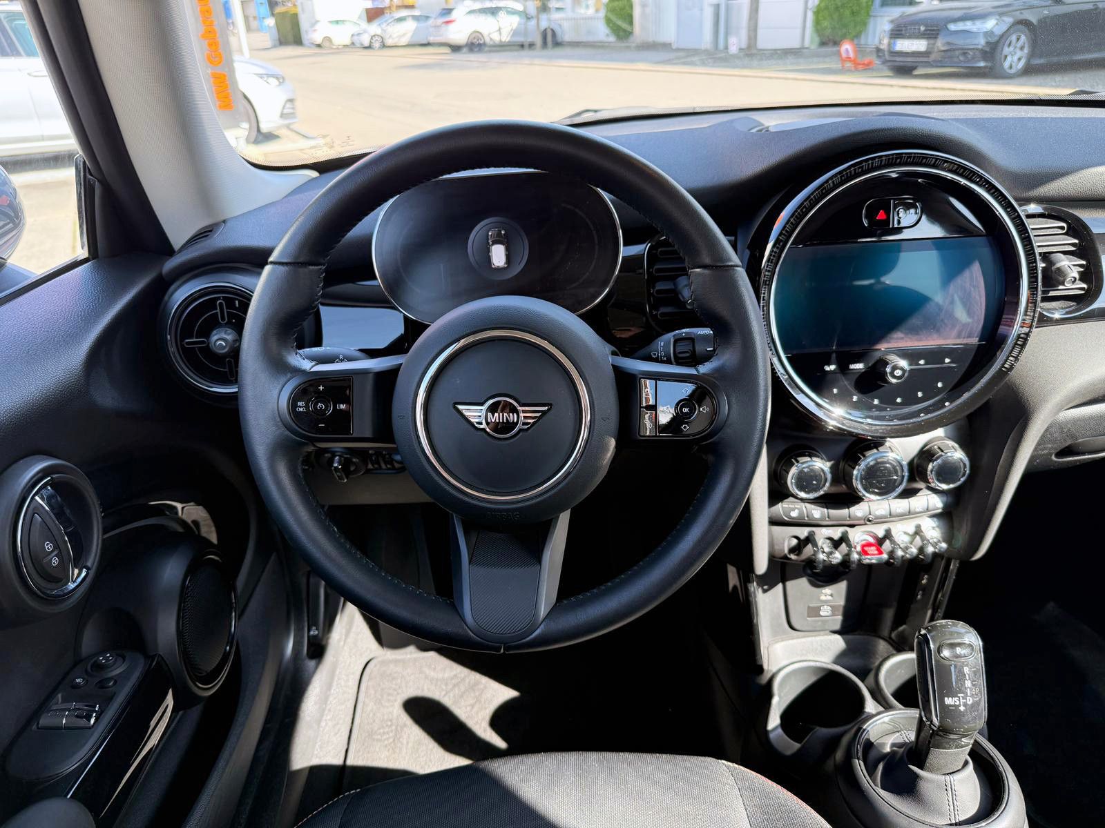 Fahrzeugabbildung MINI Cooper Aut. Essential-Trim LED KAM PDC SHZ AMBI