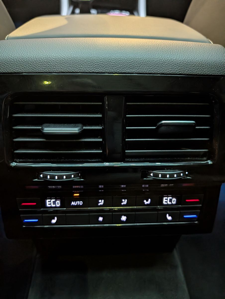 Fahrzeugabbildung Volkswagen Touareg 3.0TDI 4M R-Line VOLL Black 22" UPE 114T