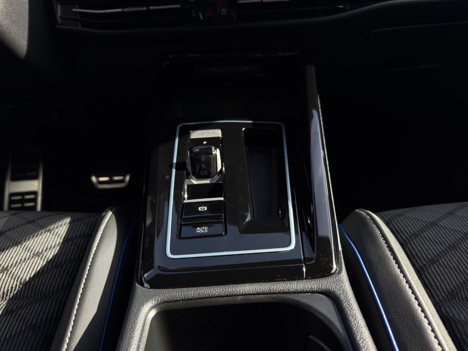 Fahrzeugabbildung Volkswagen Golf VIII R-Line/ACC/Navi/Ambiente/Apple CarPlay