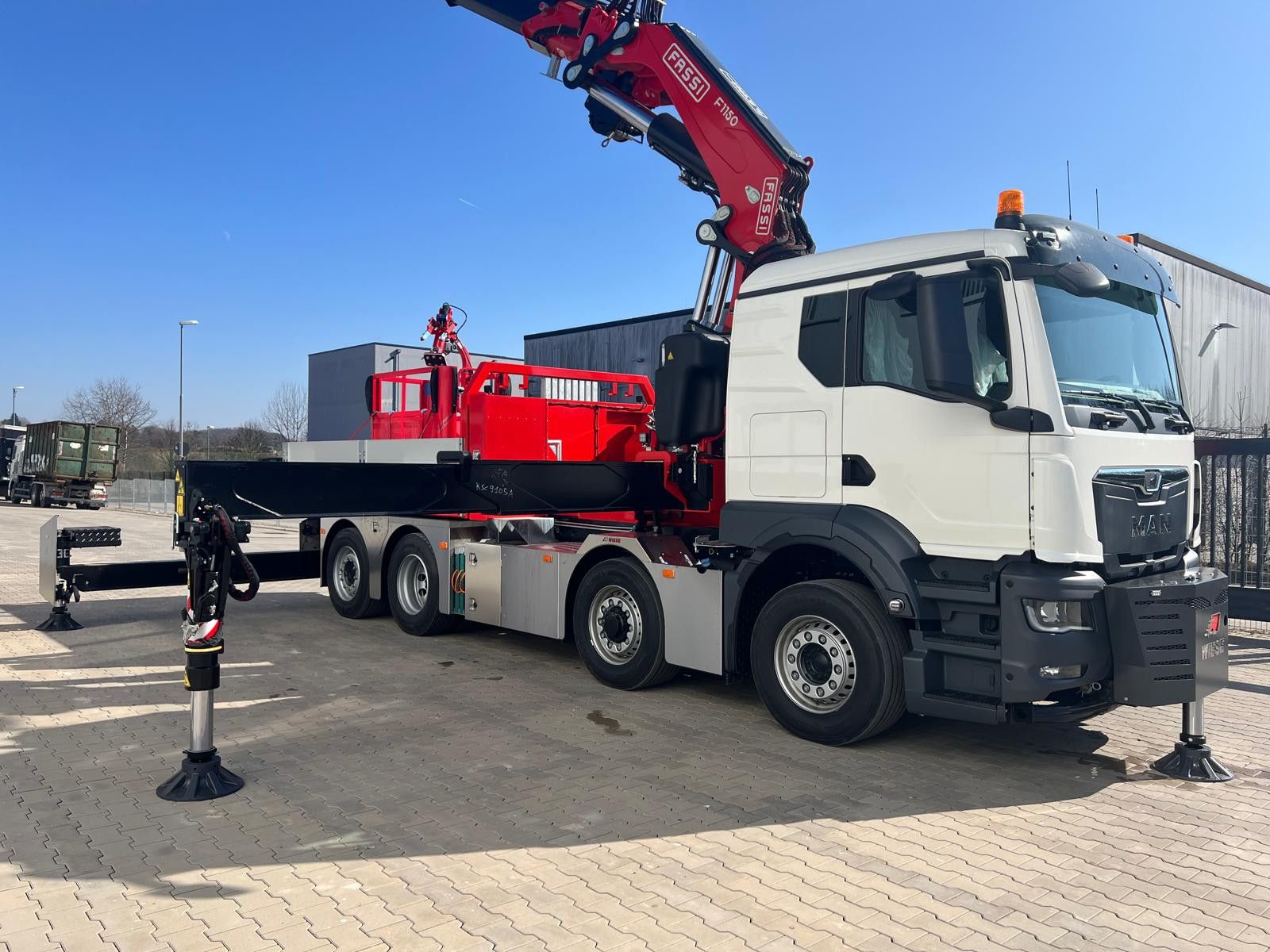 Fahrzeugabbildung MAN MAN 8x4 mit F1150RA.2.28 L616 Winde, 2.per. Korb