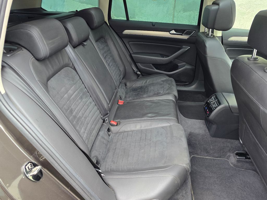 VW Passat Variant R-Line 2.0TDI 150PS DSG Pano DAB VW Passat Variant R-Line 2.0TDI 150PS DSG Pano DAB