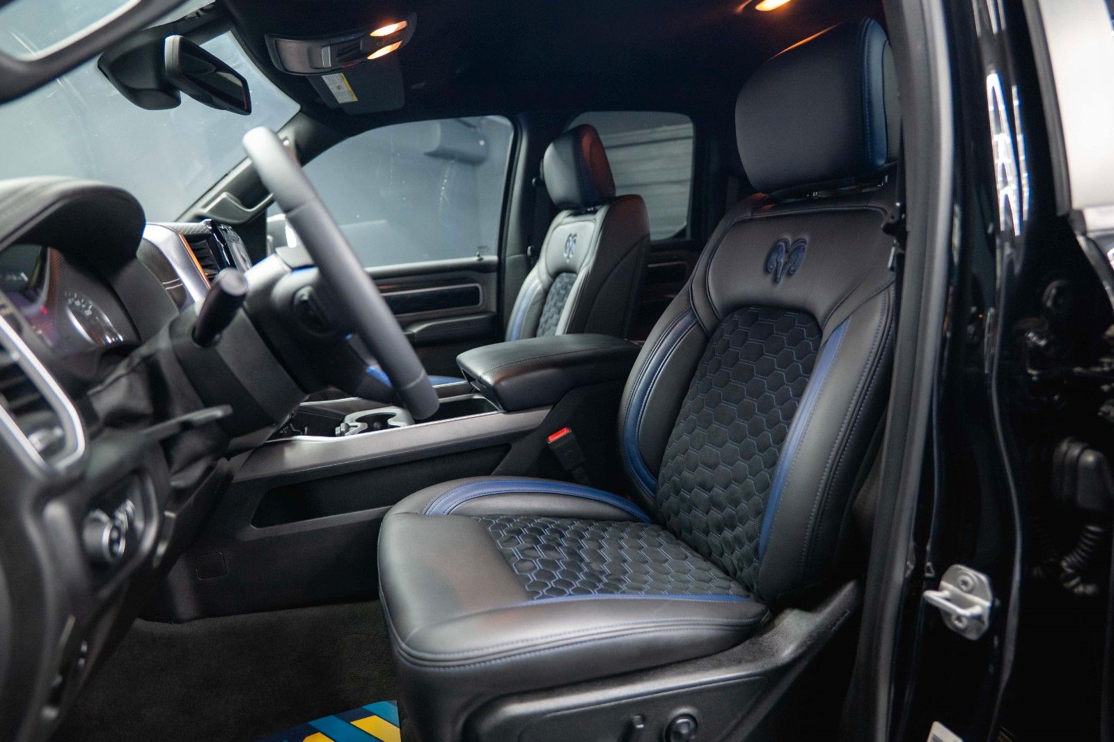 Fahrzeugabbildung Dodge RAM 5.7 V8 HEMI 4x4 OFFROAD Night-Paket LONGBED