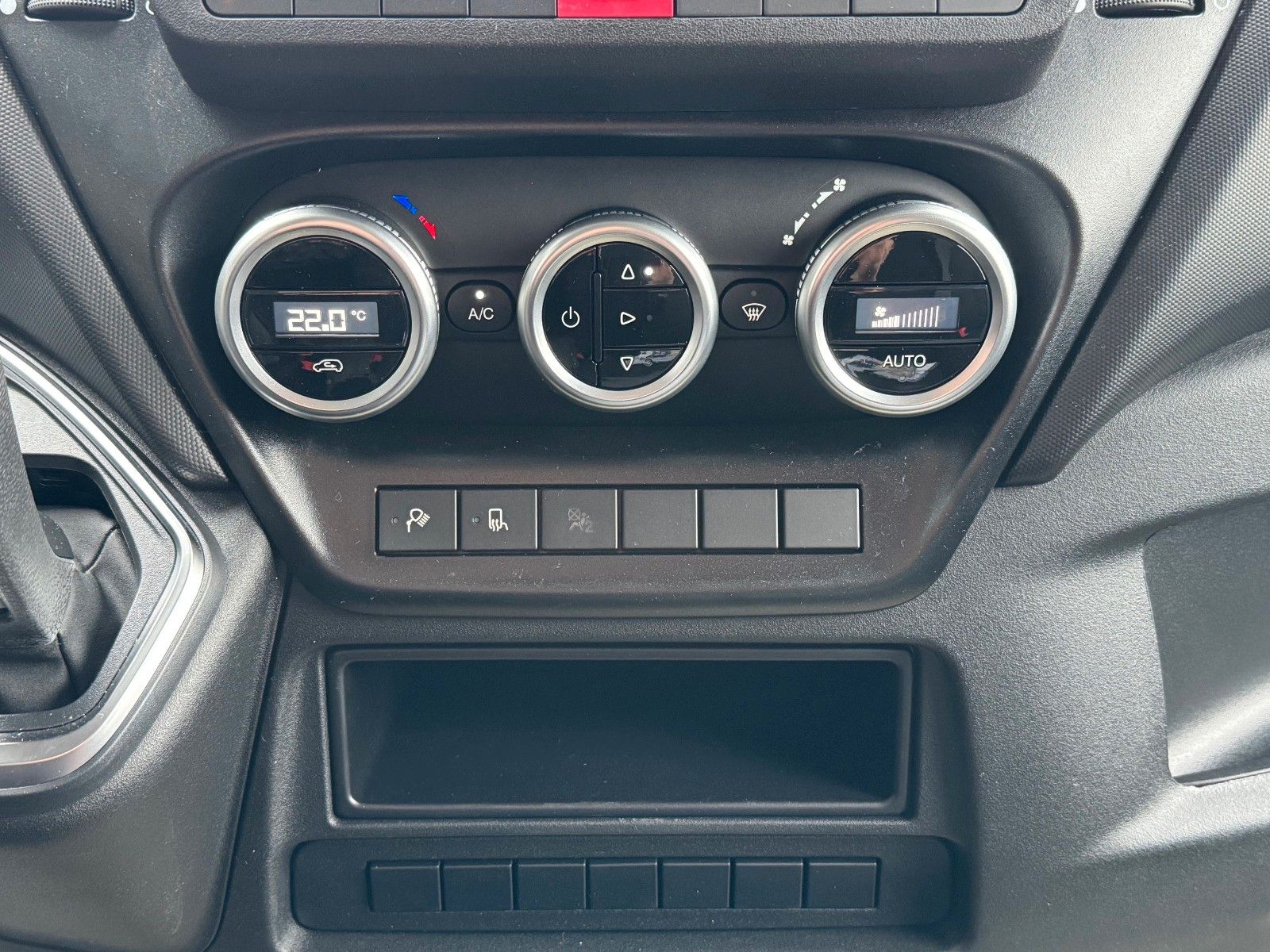 Fahrzeugabbildung Iveco Daily 35S18HA8 3.0L *R3.520mm*AHK*2xSchiebetür*