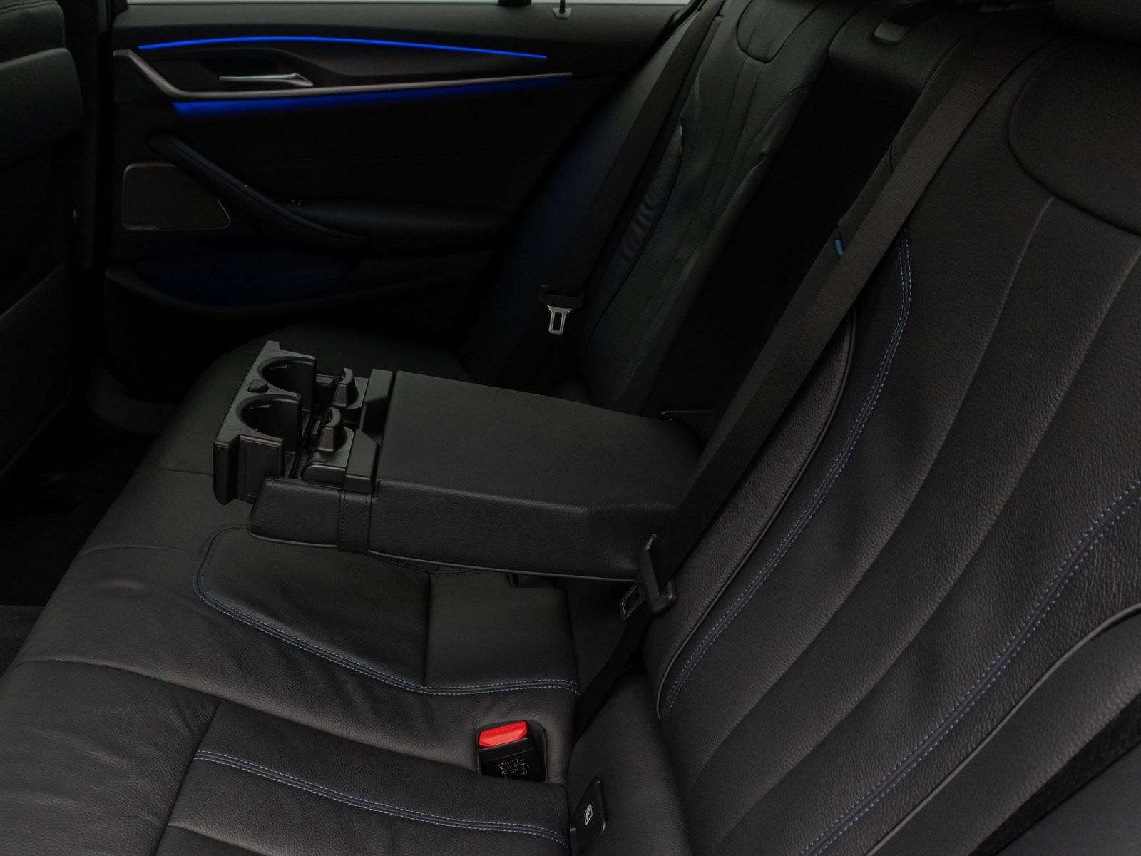 Fahrzeugabbildung BMW 530d xD M Sport Kamera HUD DAB H/K Komfort Alarm