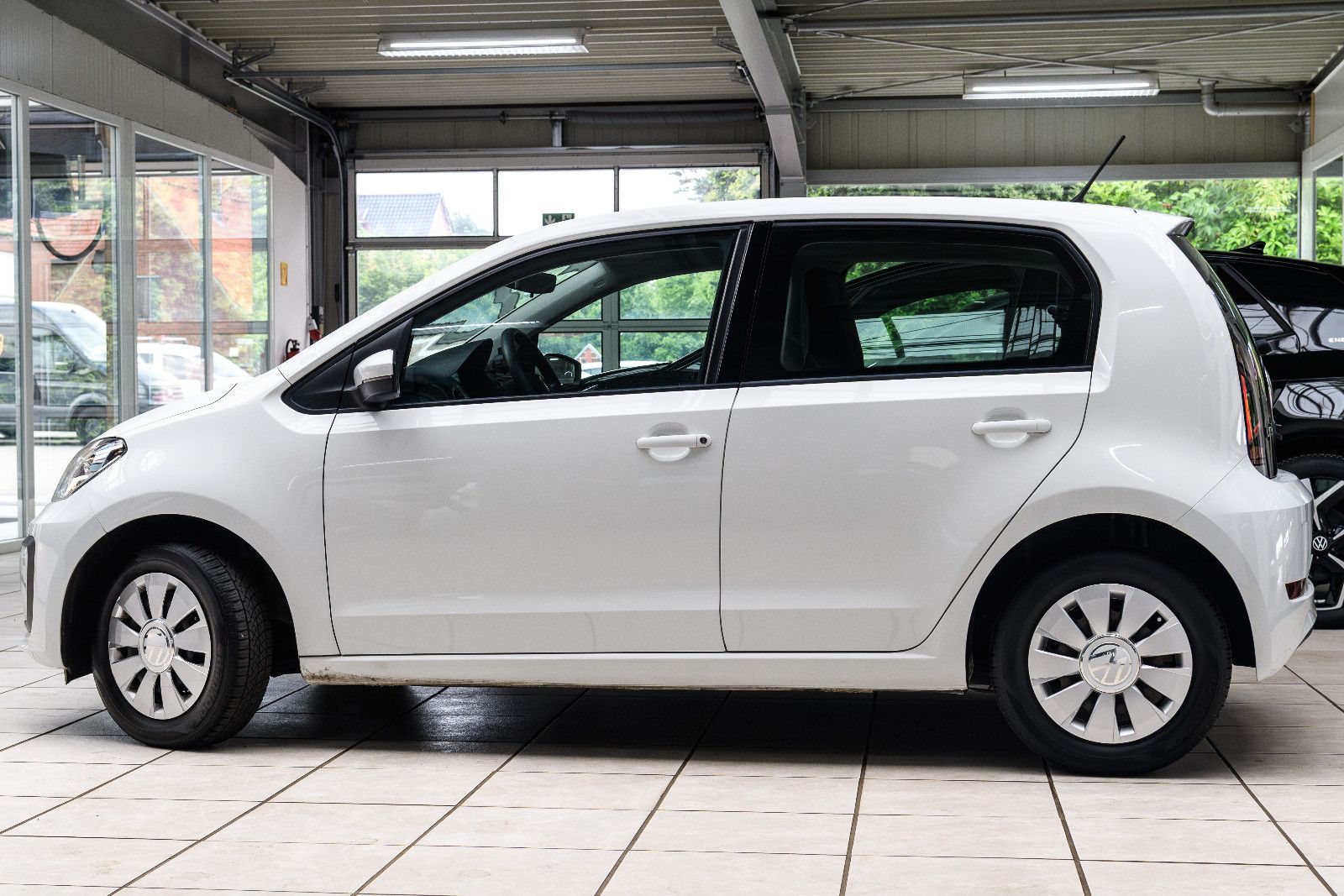 Fahrzeugabbildung Volkswagen up! 1.0l 48kw +4-türig + Maps & More + GJReifen