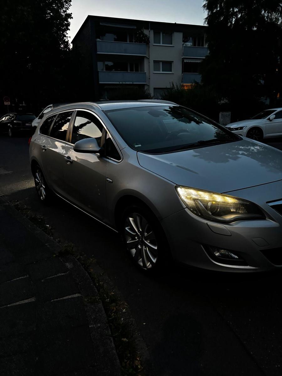 Opel Astra 2011 — interior