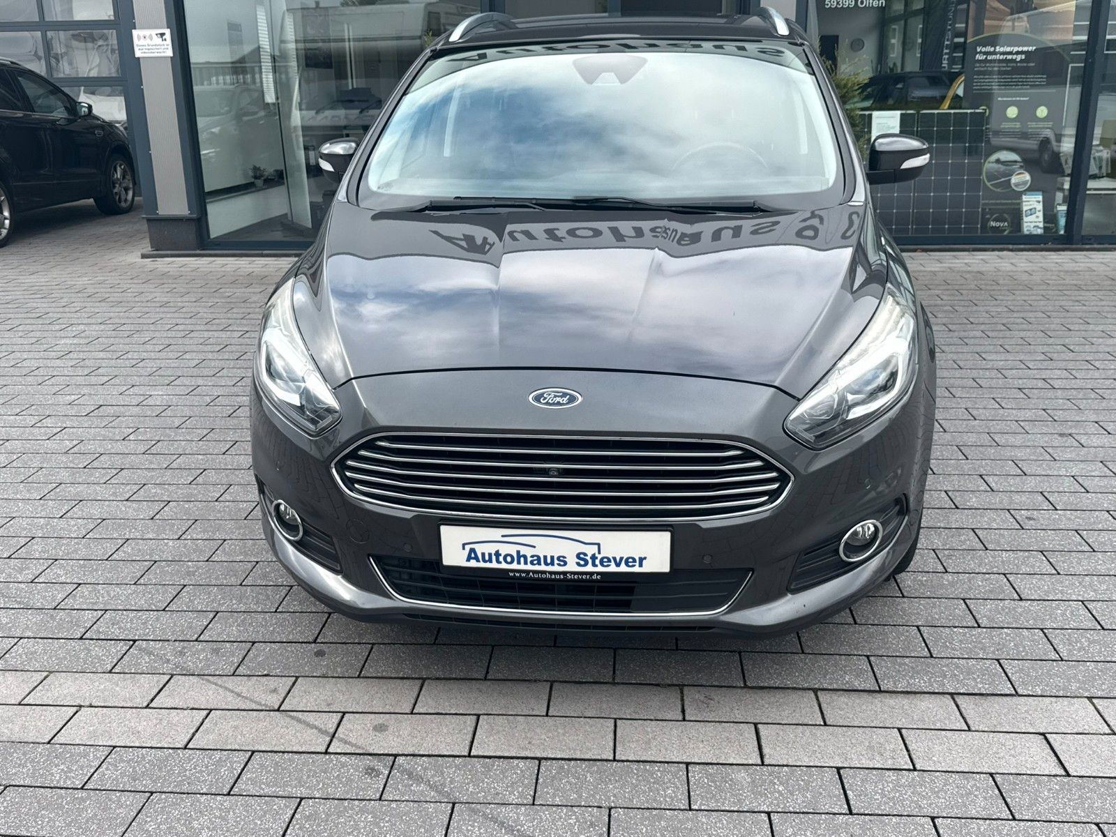 Fahrzeugabbildung Ford S-MAX Titanium 7 Sitzplätze