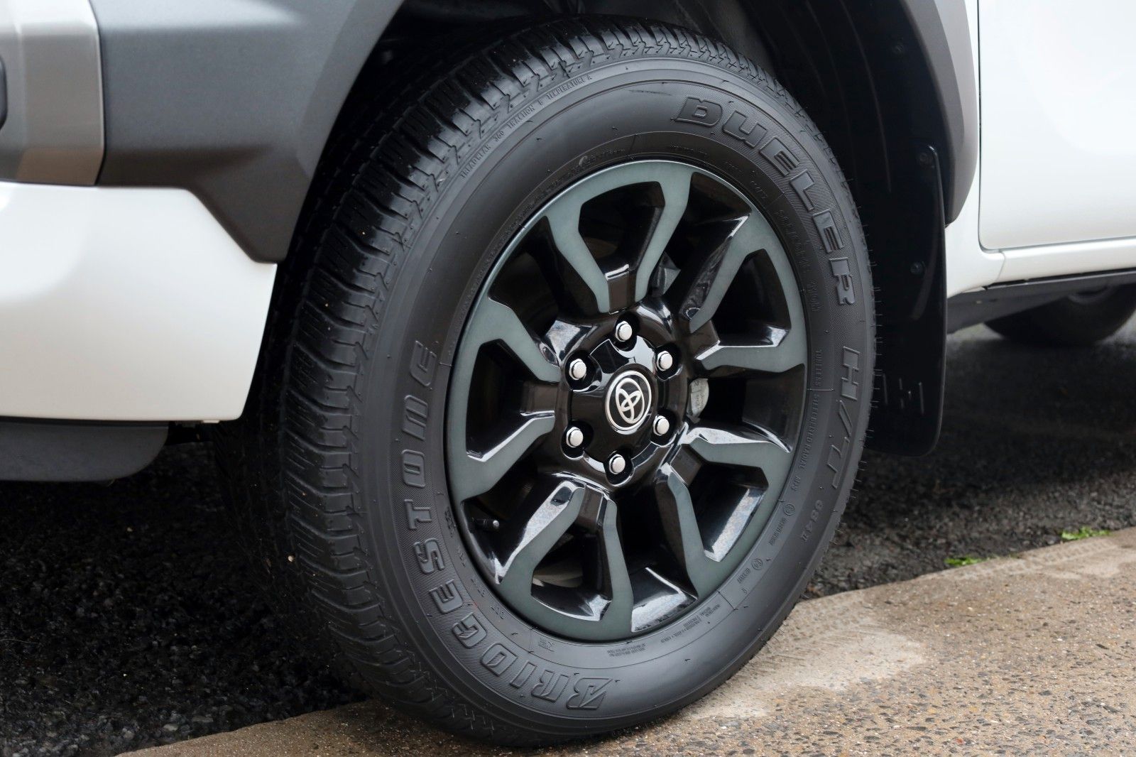 Fahrzeugabbildung Toyota Hilux 2.8 D-4D Invincible,DOKA,ACC,Leder,Nav,AHK