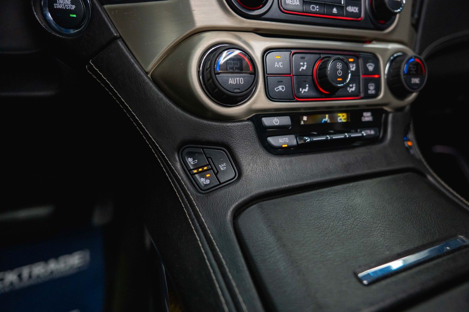 Fahrzeugabbildung GMC Yukon 6.2 V8 DENALI 4x4 LED *Unfallfrei*TV*ACC*