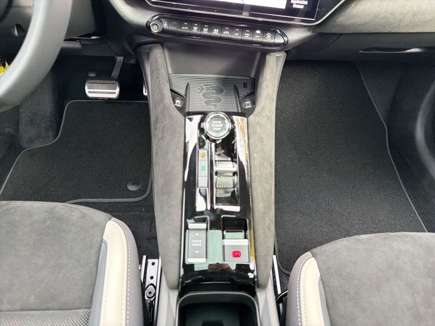 Fahrzeugabbildung Alfa Romeo Junior Ibrida 1.2 VGT 48V-Hybrid 107 kW Sport Sp