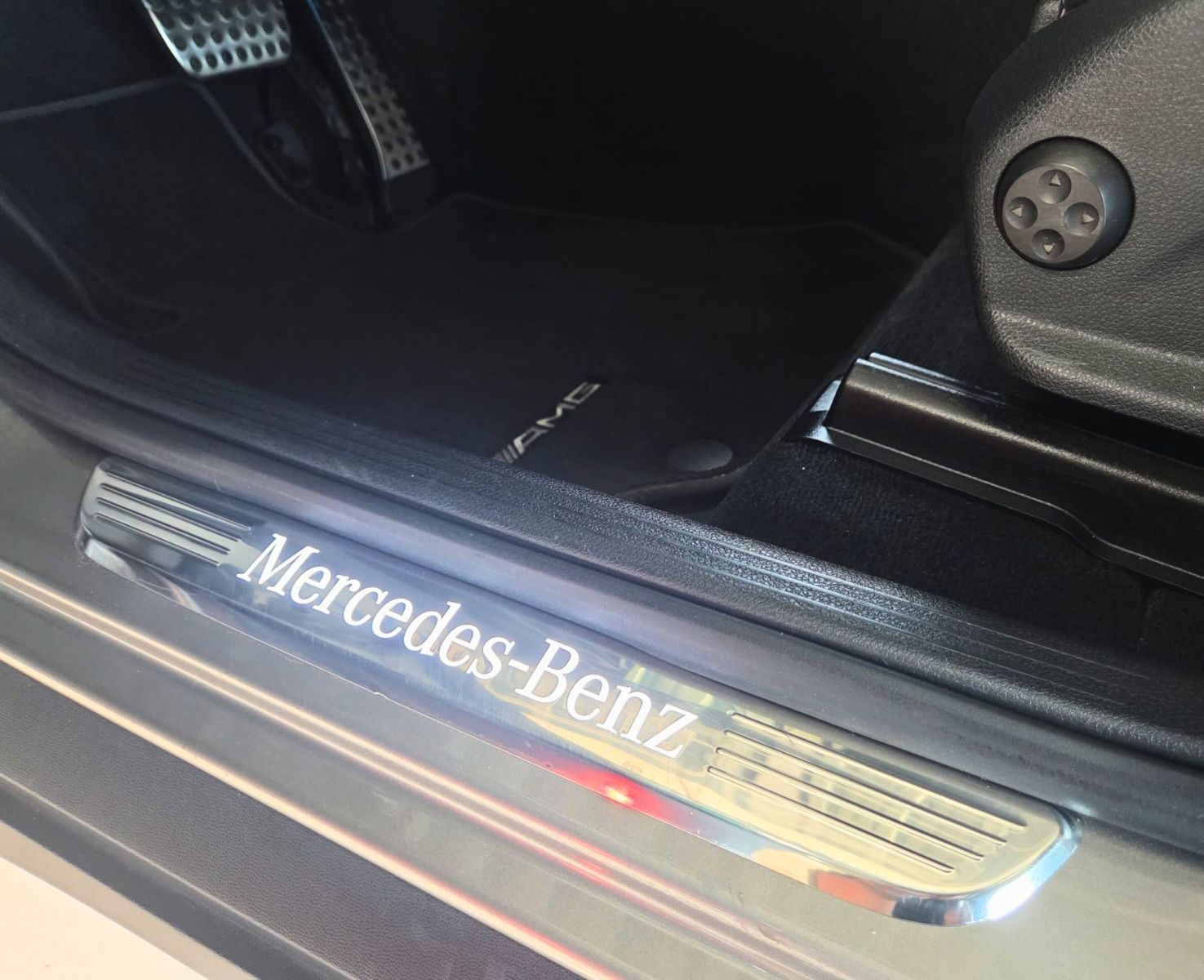 MERCEDES-BENZ GLC 200 — zdjęcie 29