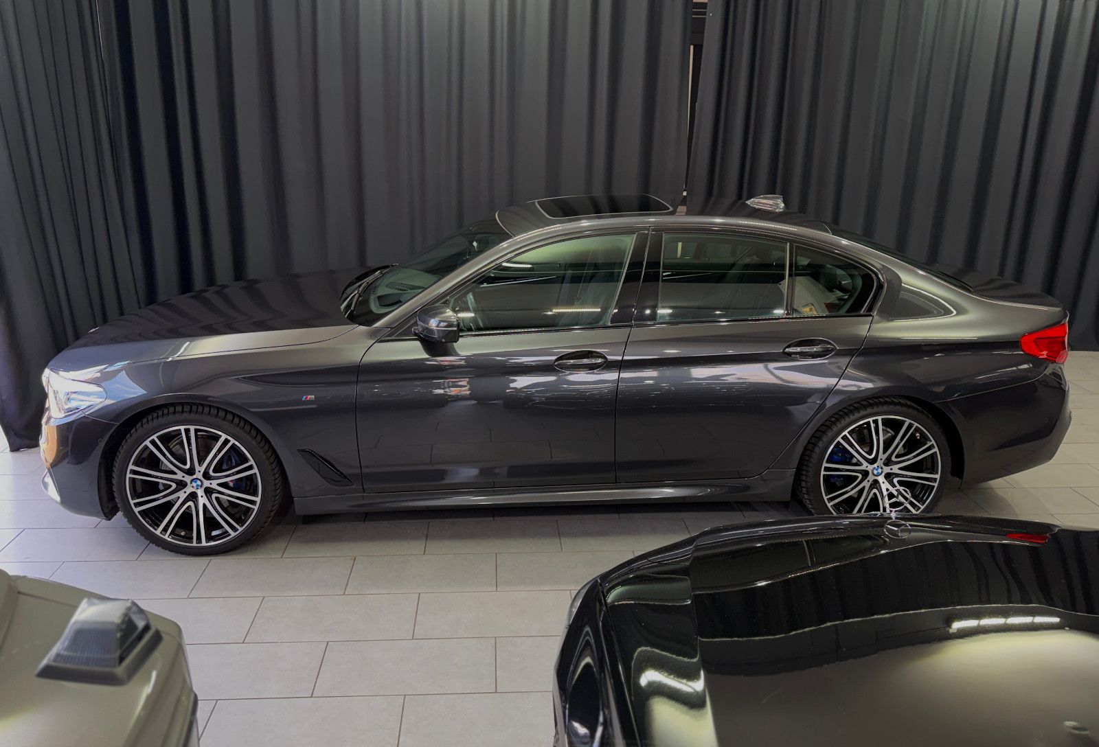 Fahrzeugabbildung BMW BMW 530i Lim xDrive M SPORT|HEAD-UP|360"|NAVI|