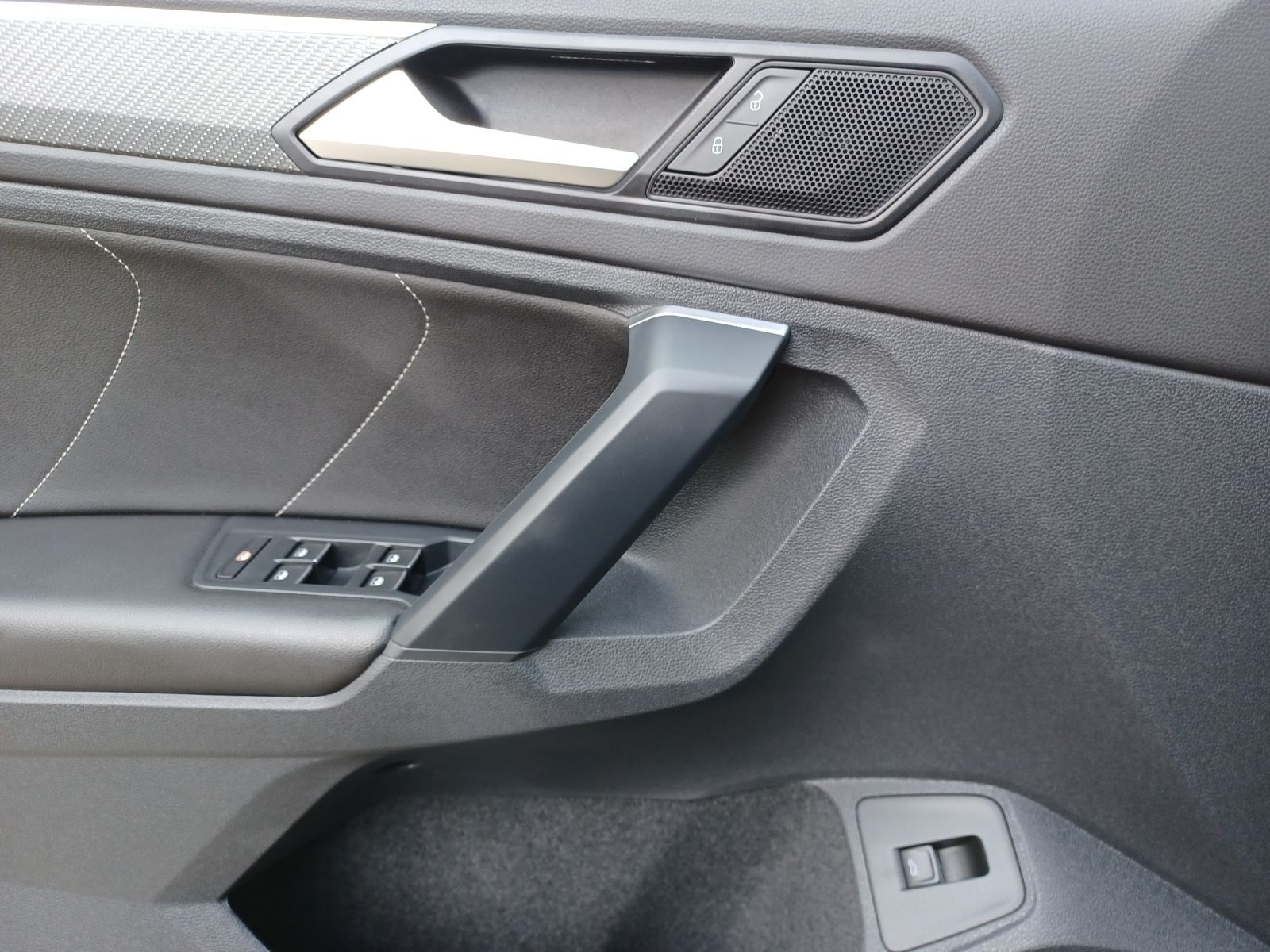 Fahrzeugabbildung Volkswagen Tiguan TSI R-Line 4M DSG R-Lin STH Matrix AHK Na