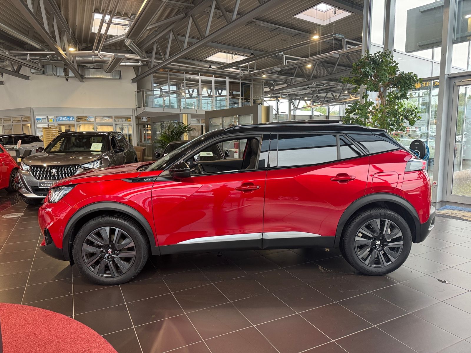 Fahrzeugabbildung Peugeot 2008 GT PANO LED NAVI ALU