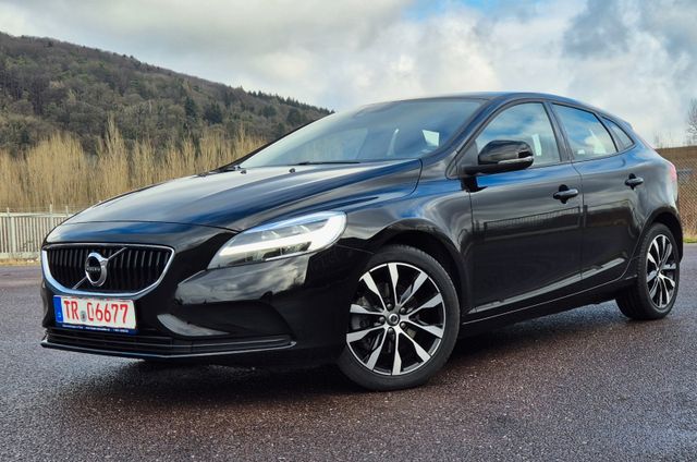 Volvo V40 2.0 T2 Momentum, LED, 1.Hand.