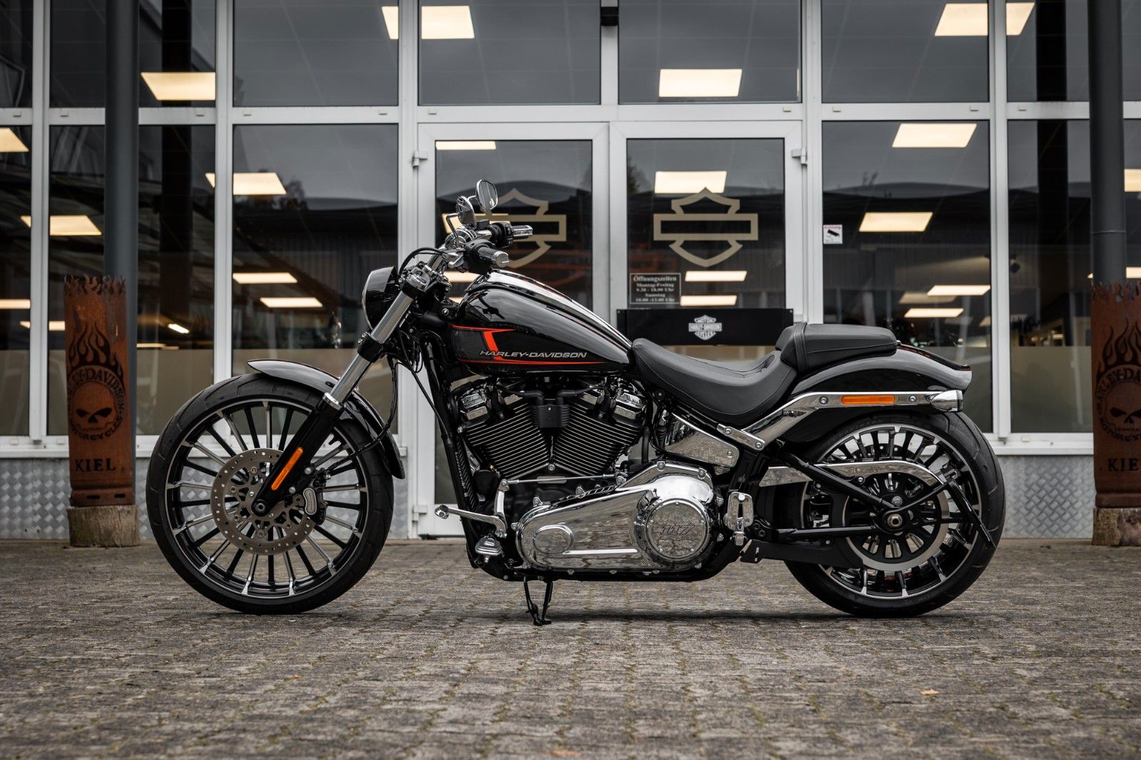 Fahrzeugabbildung Harley-Davidson FXBR Breakout 117 cui MY24 - JEKILL & HYDE