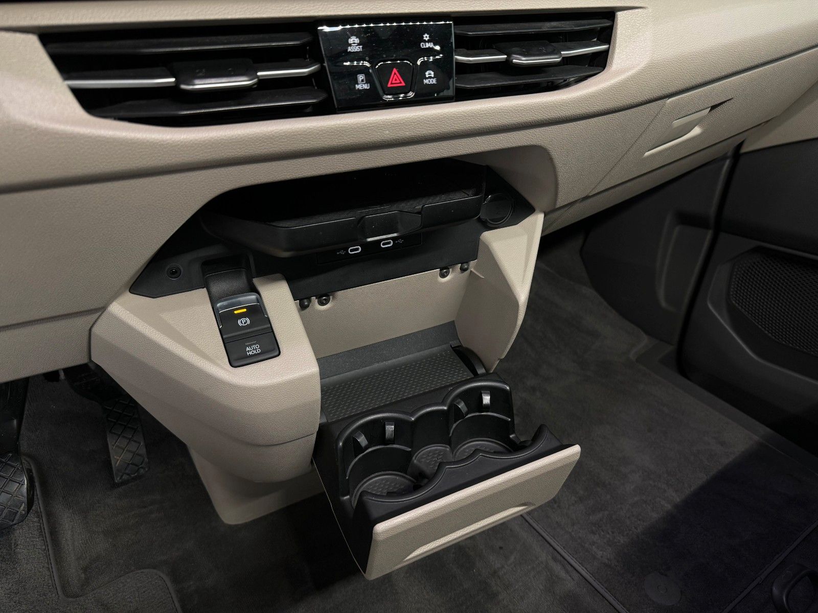 Fahrzeugabbildung Volkswagen T7 Multivan LANG 1.4 TSI eHybrid Life "AHK PANO"