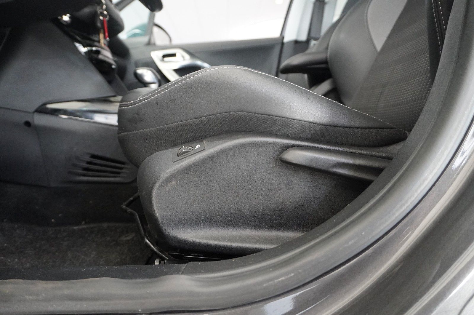 Fahrzeugabbildung Peugeot 2008 1.2 ALLURE NAVI/LED/KAMERA/SHZ/SPORT/TEMP.