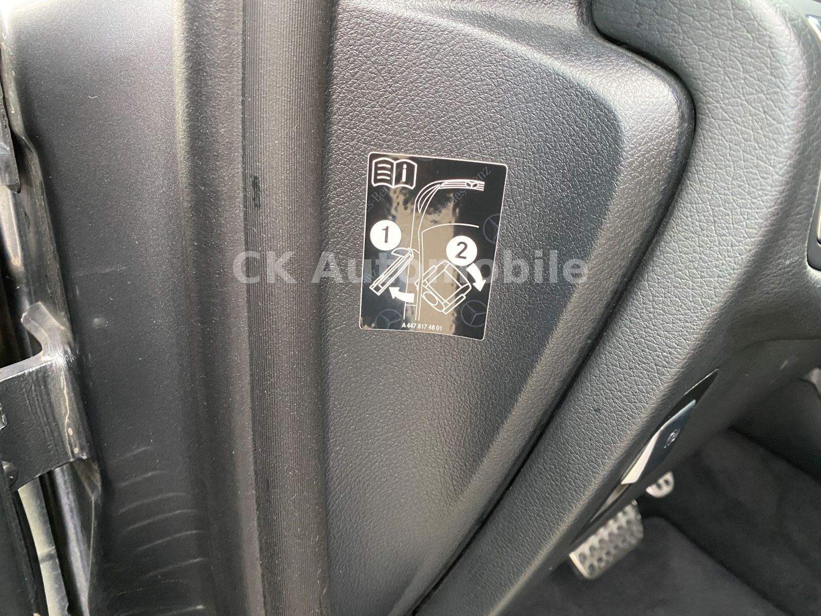 Fahrzeugabbildung Mercedes-Benz V 300d 4Matic Kompakt/AMG-Line/8 Sitze/360°/AHK