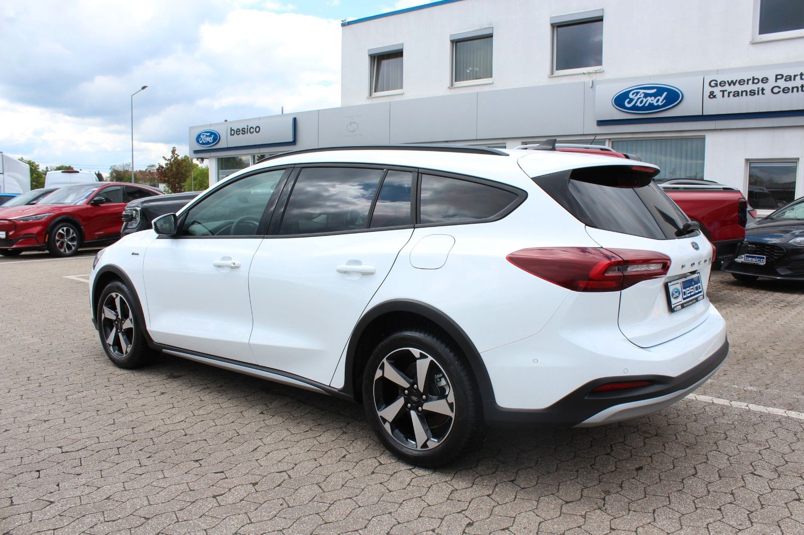Ford Focus Turnier Active X 1,0EcoBoost*Automatik*AHK imagem 2