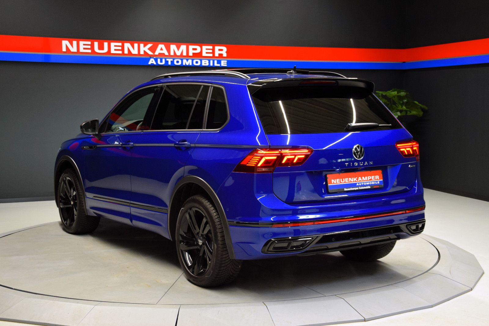 Fahrzeugabbildung Volkswagen Tiguan R-Line 4Motion Pano ACC LED HuD h/k AHK