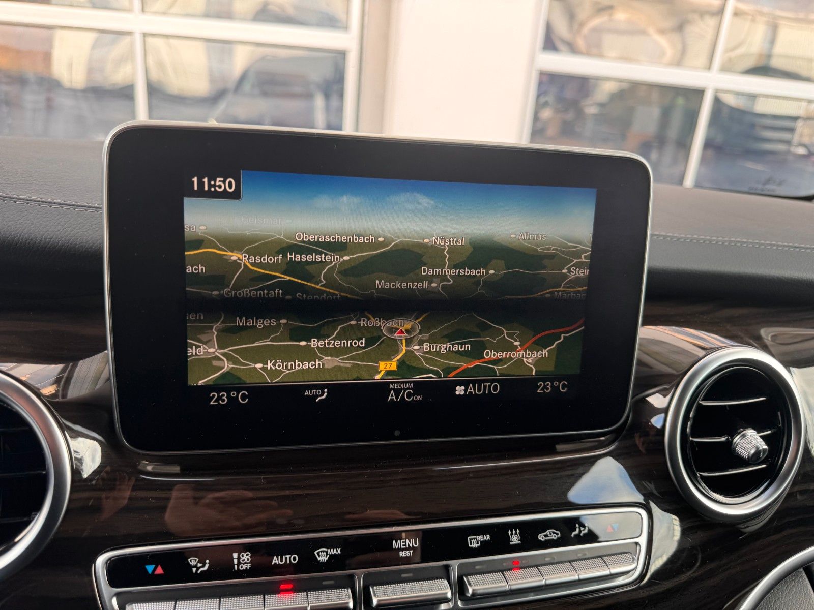 Fahrzeugabbildung Mercedes-Benz V 250 d 4MATIC AVA ED Tisch AHK2,5to DISTRONIC