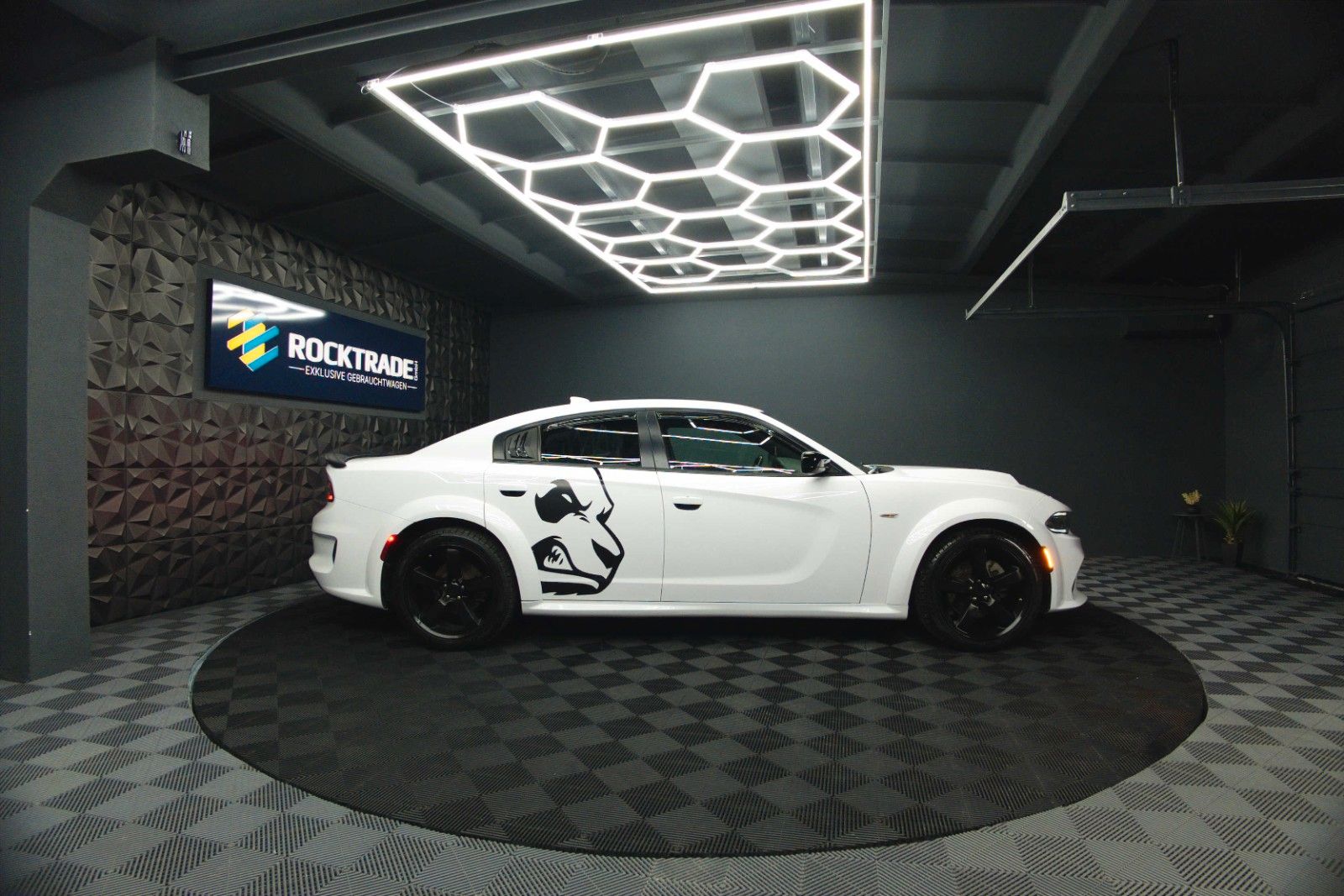 Fahrzeugabbildung Dodge Charger 3.6 4x4 SRT WIDE BODY ANGRY PANDA | LED