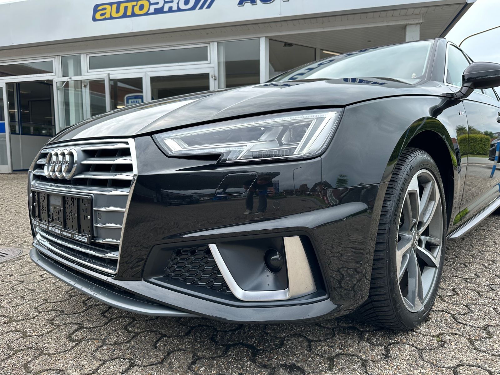 Fahrzeugabbildung Audi A4 35 TFSI sport S Line Navi/LED/GRA/GJR/18"