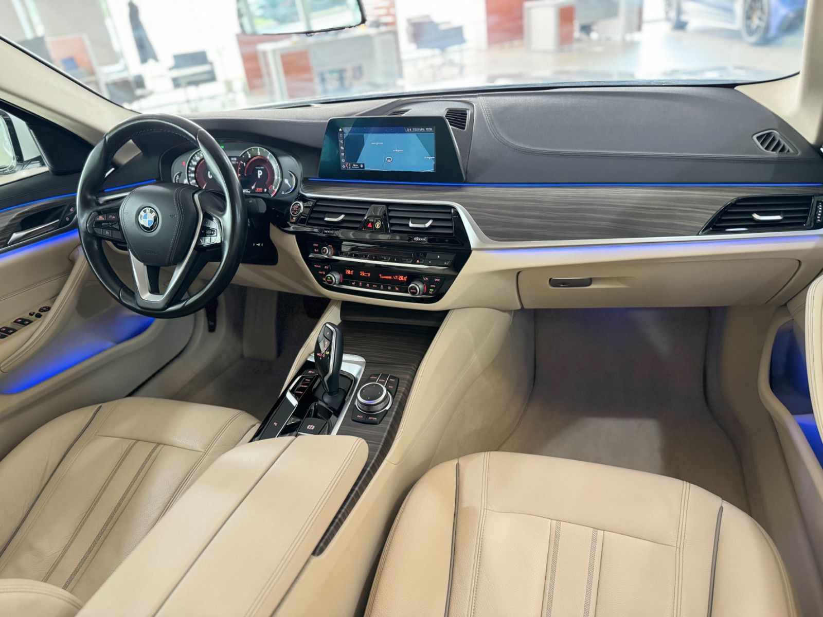 Fahrzeugabbildung BMW 530i Luxury Line Kamera SoftCl HUD HiFi AHK Komf