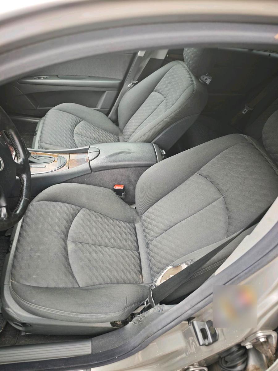 Mercedes-Benz E220 2004 — photo 13