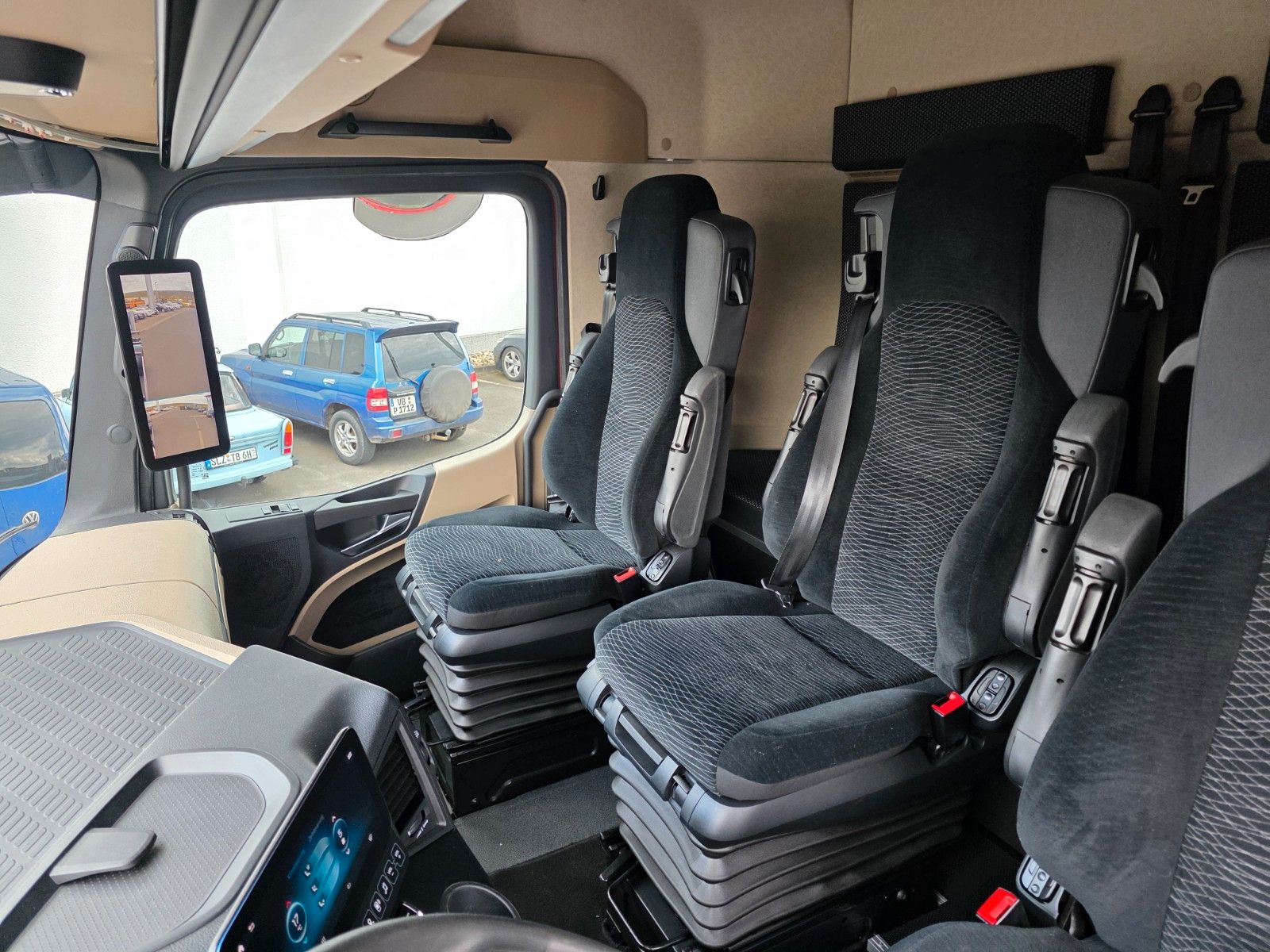 Fahrzeugabbildung Mercedes-Benz Actros 1843 LL BDF Fahrschule S&G 6 Sitze AHK