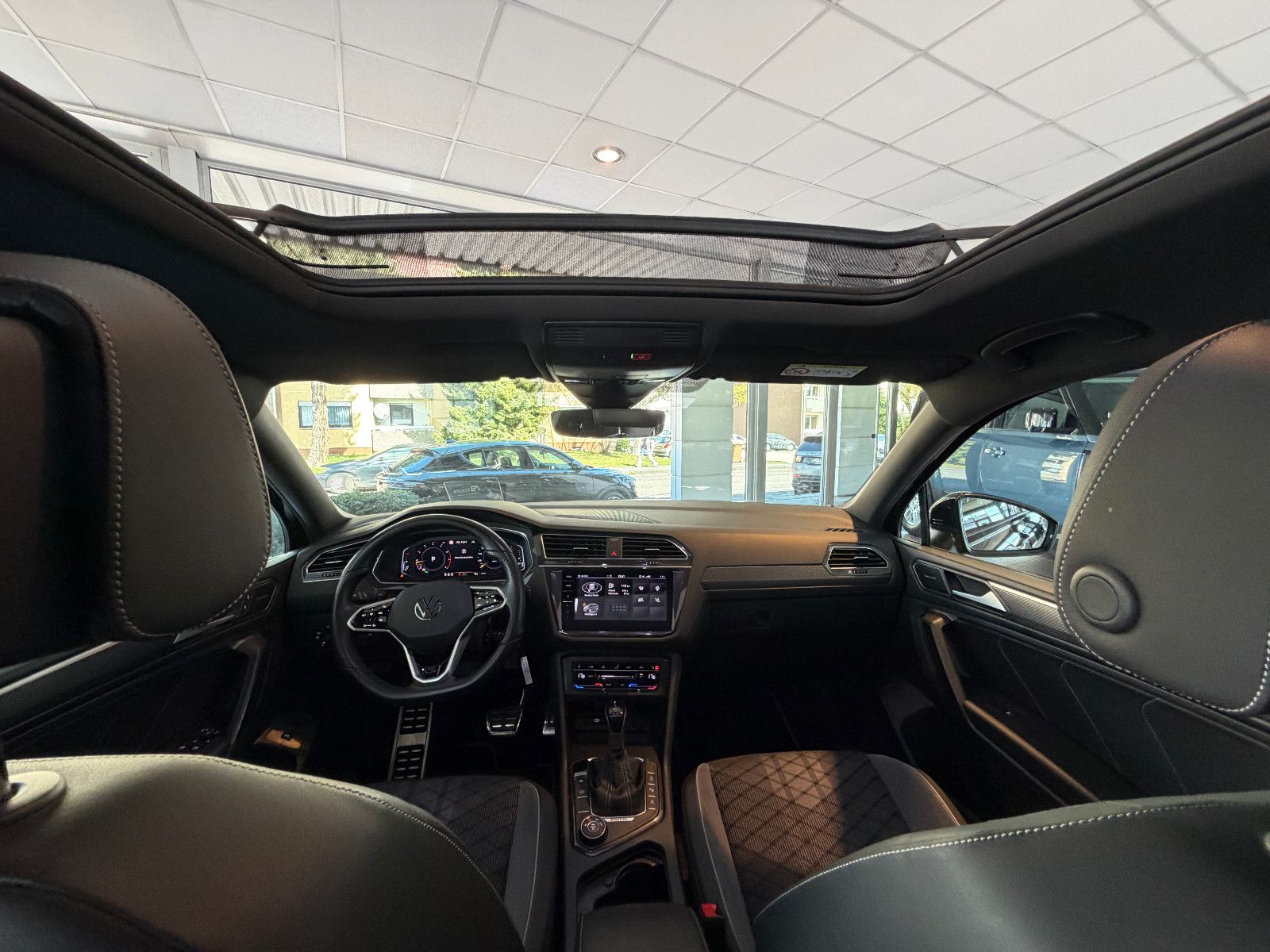 Fahrzeugabbildung Volkswagen Tiguan Allspace R-Line /PANO/HUD/HARMAN-KARDON/