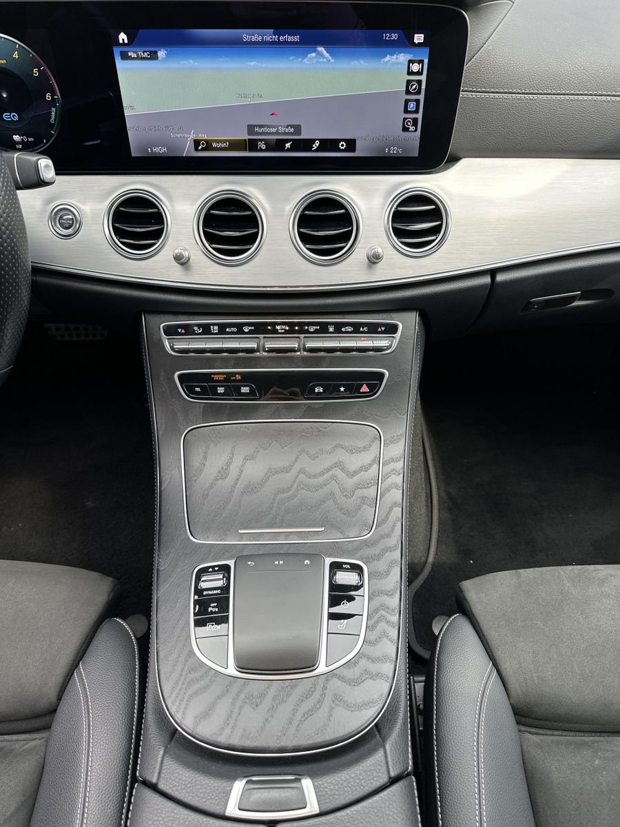Fahrzeugabbildung Mercedes-Benz E 300de T AMG-Line NAV+LED+PANO+DISTRONIC+WIDE