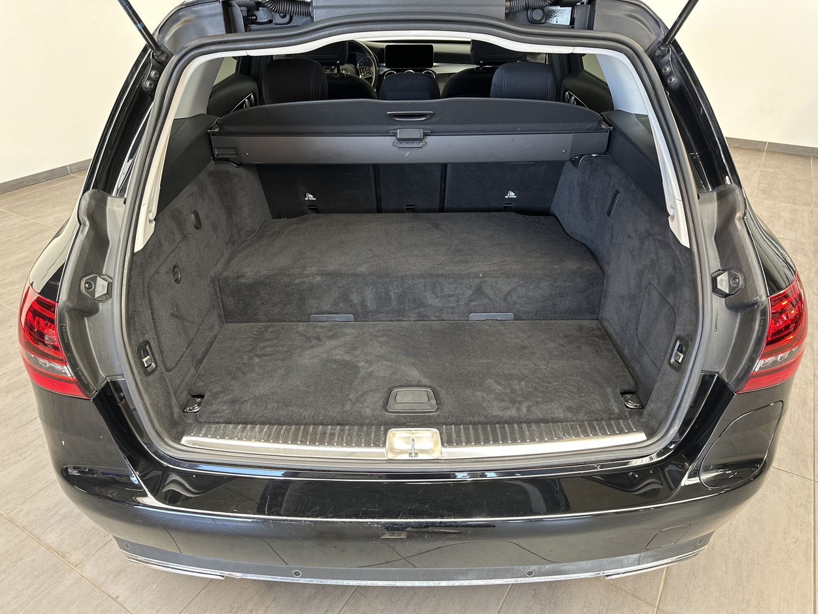 Fahrzeugabbildung Mercedes-Benz C 300e T Avantgarde NAV+LED+AHK+BURMESTER+PP+1HD