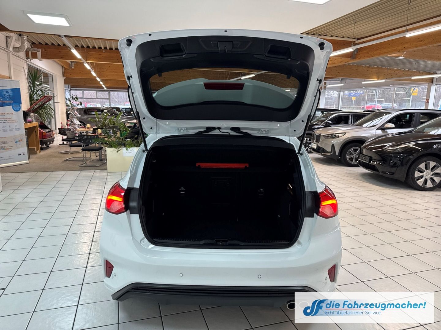 Fahrzeugabbildung Ford Focus ST-Line X AD Navi Digitales Cockpit LED Bl