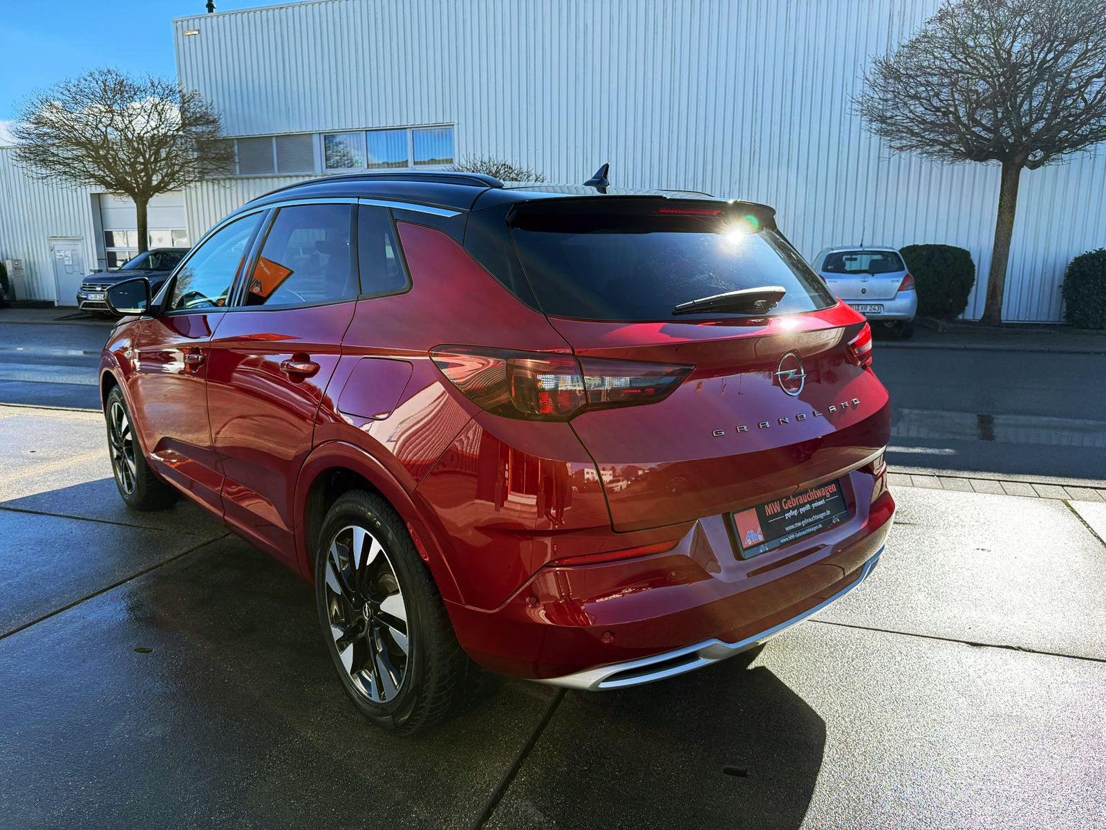 Fahrzeugabbildung Opel Grandland Ultimate PlugIn 1.6 Turbo ACC 360° AHK