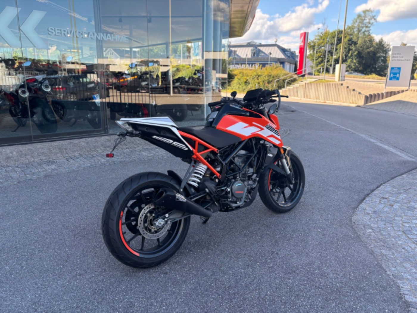 Fahrzeugabbildung KTM 125 Duke, Sportausp, Kurzer KZH, Lenkerendspiege