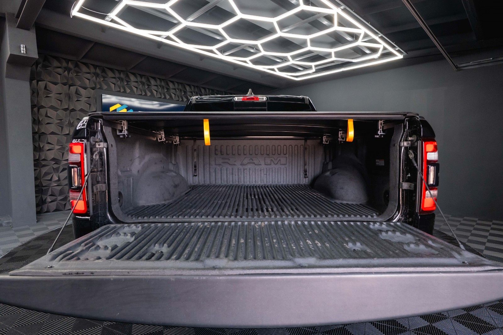 Fahrzeugabbildung Dodge RAM 5.7 V8 HEMI 4x4 OFFROAD BLACK EDITION *19%